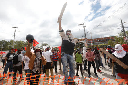 Supporters of Salvador Nasralla, presidential candidate for the Opposition Alliance Against the Dictatorship, demonstrate while he waits for official presidential election results outside the warehouse of the Supreme Electoral Tribunal in Tegucigalpa, Honduras, November 30, 2017. REUTERS/Edgard Garrido