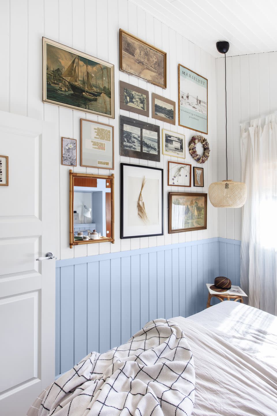 nordic beach cottage bedroom wall