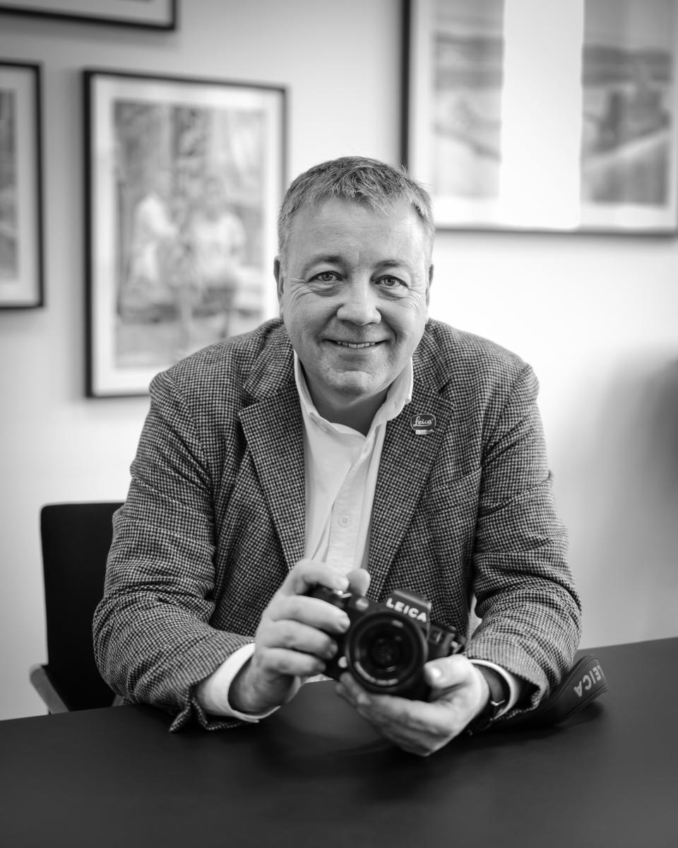 Leica VP of photo and technology, Stefan Daniel, holding a Leica SL3