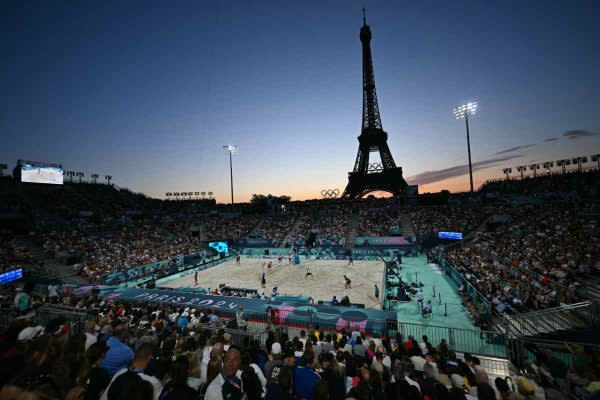 Estadio de voleibol de playa con vista a la Torre Eiffel