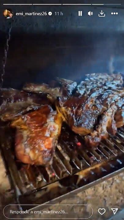 Dibu Martínez ayudó en la preparación del asado y enseñó qué comieron