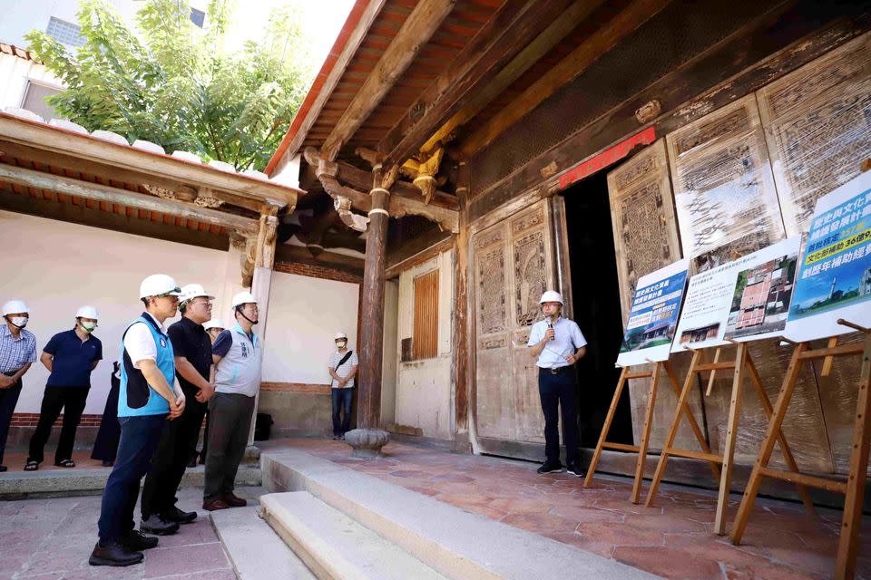  文化部長史哲訪視新竹市文化資產：文化部文資局長陳濟民說明「國定古蹟進士第」修復現況。