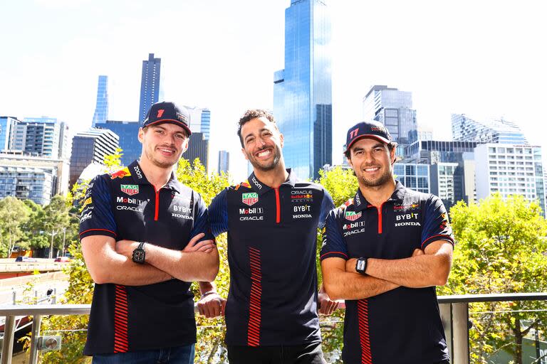 Verstappen, Daniel Ricciardo y Pérez; la contratación del australiano como tercer piloto el año pasado no desestabilizó al mexicano, dueño de la segunda butaca en el equipo de Milton Keynes por éste y dos años más.