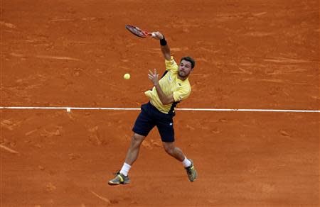 Stanislas Wawrinka of Switzerland returns the ball to Marin Cilic of Croatia during the Monte Carlo Masters in Monaco April 16, 2014. REUTERS/Eric Gaillard