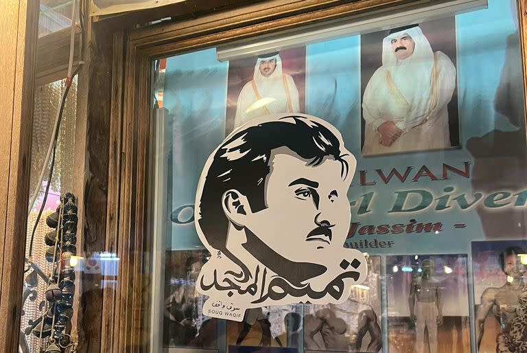 El emir Tamim bin Hamad es el carismático líder que transformó a Qatar en una potencia; su imagen está en todos los edificios públicos, pero también en los comercios