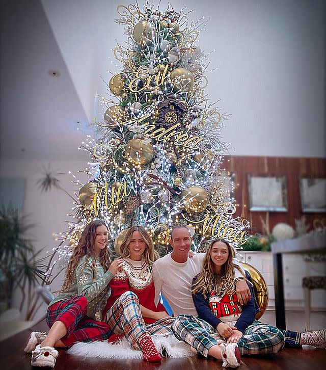 <p>La pareja posó con sus hijas con su fabuloso árbol que tiene luces muy modernas y los nombre de cada uno de ellos en letras doradas.</p>