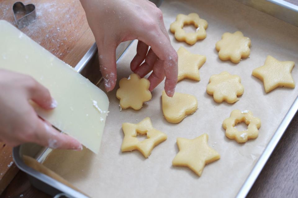 Nun geben Sie die Kekse auf ein Backblech mit Backpapier und geben Sie für zwölf Minuten in den Ofen. Anschließend nehmen Sie die Exemplare ohne Loch, geben etwa einen halben Teelöffel Marmelade darauf und setzen ein Plätzchen mit Loch darauf. Nun noch mit Puderzucker bestäuben, fertig sind die Spitzbuben. (Bild: iStock / tylim)