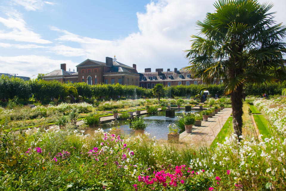 LONDON, ENGLAND - AUGUST 30:  A general view of the Sunken Garden, which has been transformed into a White Garden in memory of Princess Diana
at Kensington Palace on August 31, 2017 in London, England.  (Photo by Samir Hussein/Samir Hussein/WireImage)