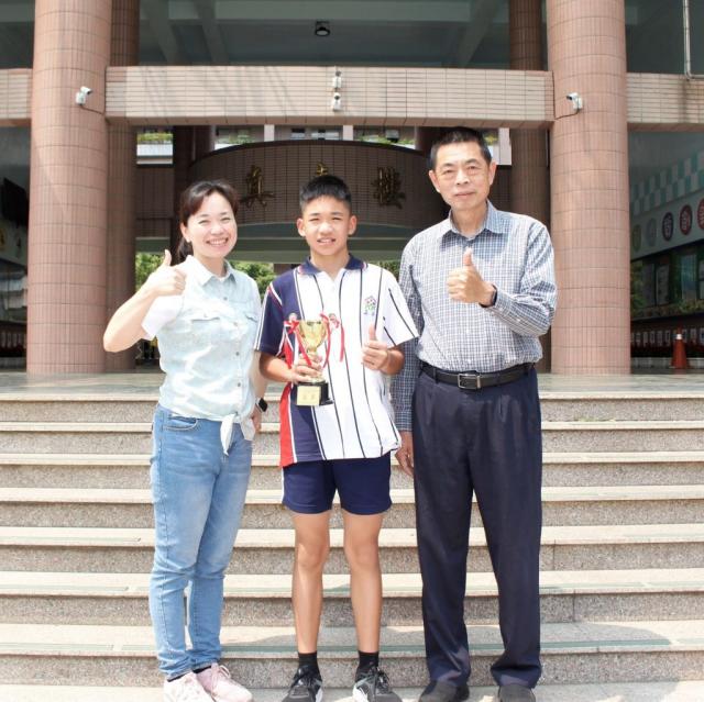 正新國小林柏赫（中）獲全國小學高爾夫球冠軍，媽媽陳紫靖（左）開心，校長余孟和（右）勉勵再創佳績。（記者黃文記攝）