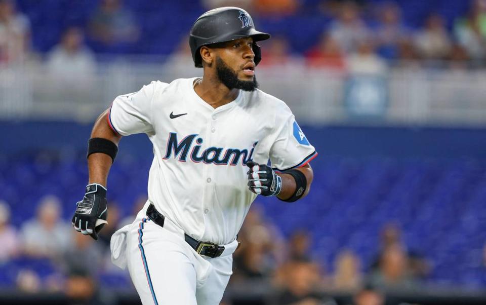 El jardinero de los Marlins Bryan de la Cruz pega un hit en el primer inning del partido contra los Gigantes de San Francisco, celebrado el 17 de abril de 2024 en Miami.