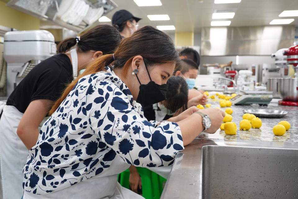樂林課輔班學生至醒吾科大餐旅系學習製作造型鳳梨酥 (醒吾科大提供)