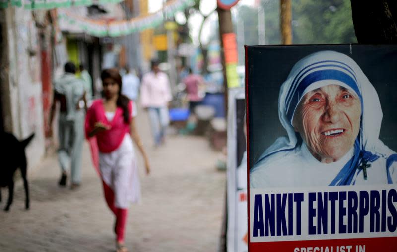 Un cartel de la Madre Teresa adorna una calle de la India, en Calcuta. (EFE)