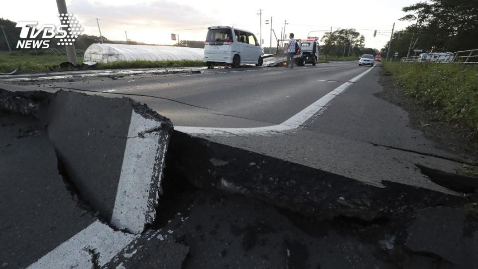 地震造成日本道路隆起崩裂。圖／達志影像美聯社