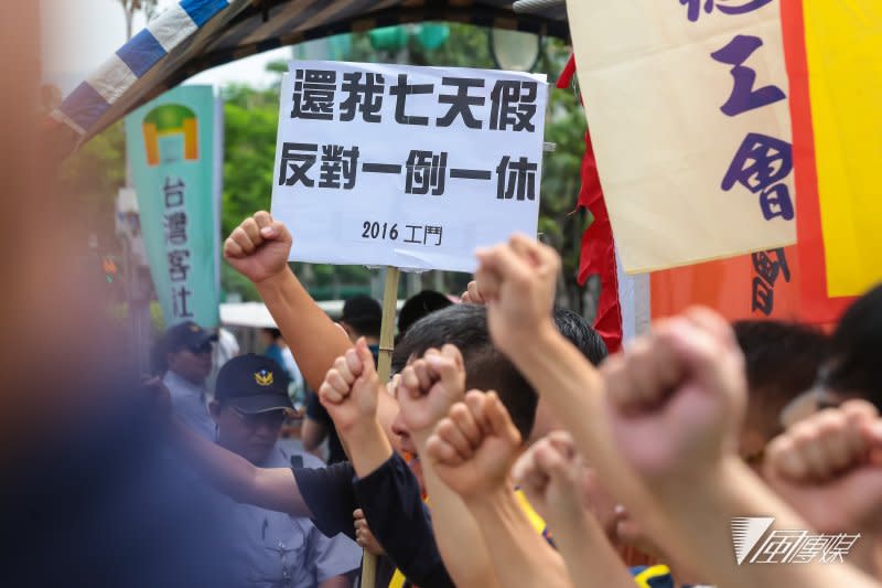 勞工團體19日至立院門口抗議，高舉「還我七天假，反對一例一休」標語，並進行絕食行動。（顏麟宇攝）