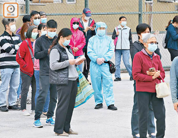 專家建議，港府應觀察外國情況後再決定是否為市民接種相關疫苗。