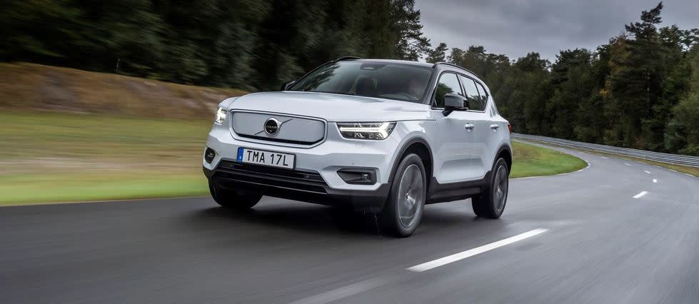 La version électrique Recharge P8 AWD se distingue des XC40 à moteur thermique par sa calandre pleine.
