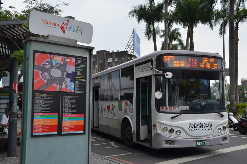 台南市公車路網重整啟動 台南市交通局再推動市區公車路網重整，將原府城地 區路網分為都會公車、生活公車、厝邊公車，並公告 徵求業者作業，盼提供便捷友善公共運輸環境，首批 路線預定2024年底上路。 （台南市政府提供） 中央社記者張榮祥台南傳真  113年6月12日 