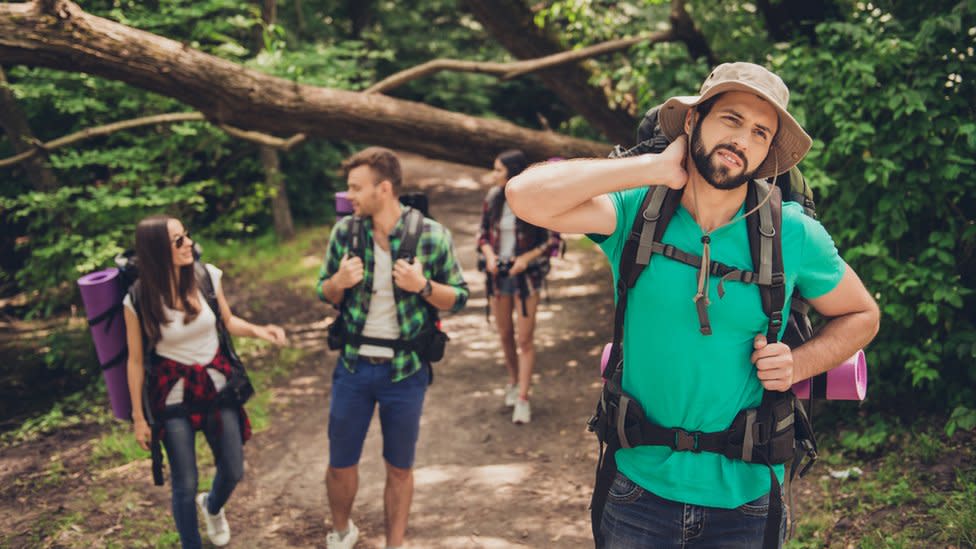 Jóvenes caminando por un sendero