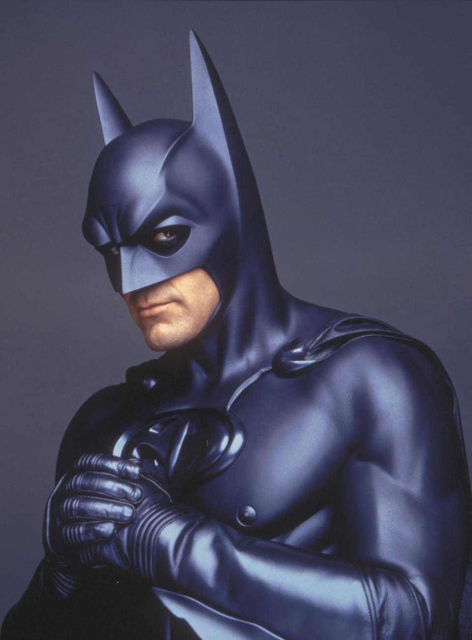 George Clooney als Batman mit Plastiknippeln in “Batman & Robin” – eine Lachnummer. Das findet Clooney mittlerweile übrigens selbst. In einem Interview mit “Deadline” bekannte er: “Rückblickend denke ich: Wow, das war wirklich scheiße und ich war so schlecht!” (Bild-Copyright: interTOPICS/PictureLux)