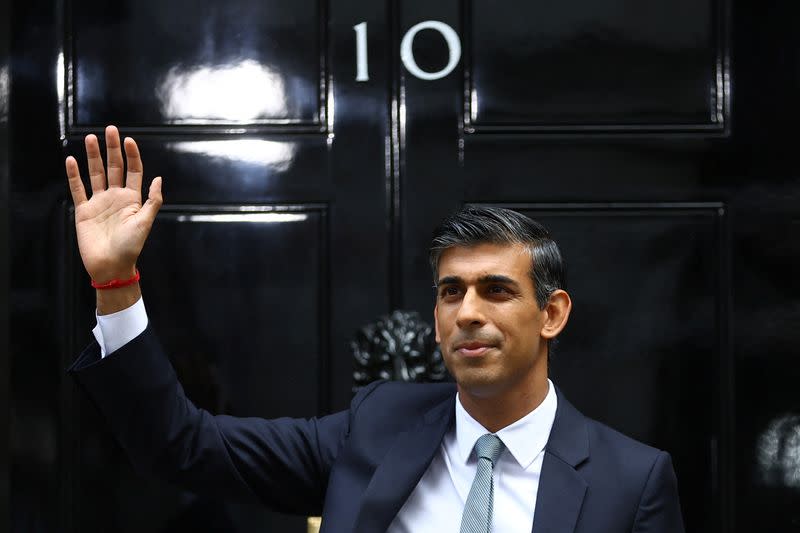 El nuevo primer ministro de Reino Unido, Rishi Sunak, saluda frente al número 10 de Downing Street, en Londres, Reino Unido