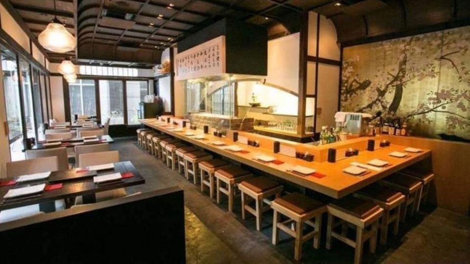 木製傢俱、屏風、門口枯山水，每個角落共同構築出道地日本風情。