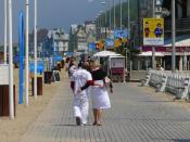 In Trouville-sur-Mer lädt die Promenade Touristen zum Flanieren ein. Manche kommen aber vor allem wegen der literarischen Spuren. Foto: www.calvados-tourisme.com