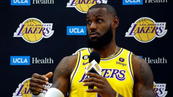 PHOTO: EL SEGUNDO, CALIFORNIA - SEPTEMBER 26:  LeBron James #6 of the Los Angeles Lakers speaks with the media during Los Angeles Lakers media day at UCLA Health Training Center on September 26, 2022 in El Segundo, California.   (Ronald Martinez/Getty Images)