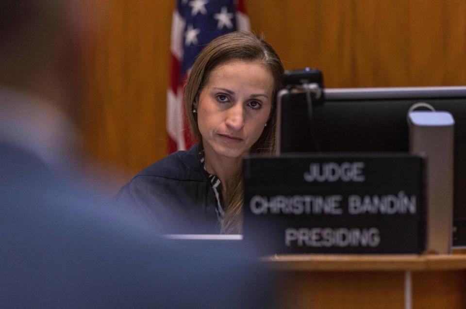 Se espera que la jueza del Tribunal de Circuito de Miami-Dade Christine Bandin escuche los argumentos el miércoles sobre si mantener a un hombre, quien presuntamente violó y golpeó a su hija y traficó con ella, en la cárcel hasta la fecha de su juicio.