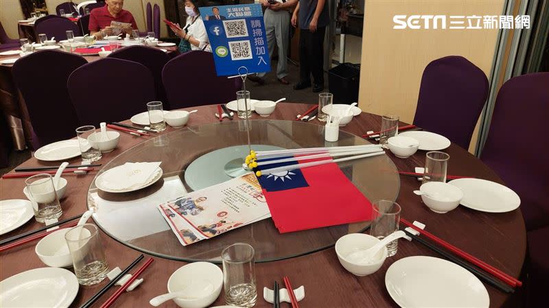 郭台銘主流民意餐會，賓客未入桌前，桌上先擺國旗。（圖／記者陳怡潔攝影）
