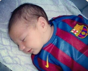 Thiago Messi, still less than a week old, in a Barcelona shirt — Twitter