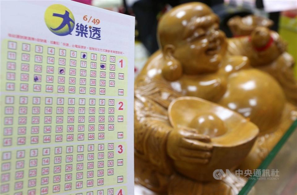 農曆春節期間，台東縣開出大樂透頭獎3.3億元，台彩今天表示，是一名前往當地遊玩的20多歲的台北市男性上班族。（中央社檔案照）