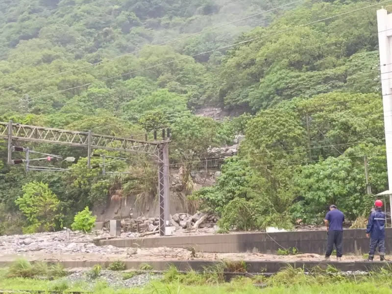 ▲台鐵和仁到崇德站間傳出土石崩落，雙線中斷，北迴線暫時不通。（圖／花蓮縣消防局提供）