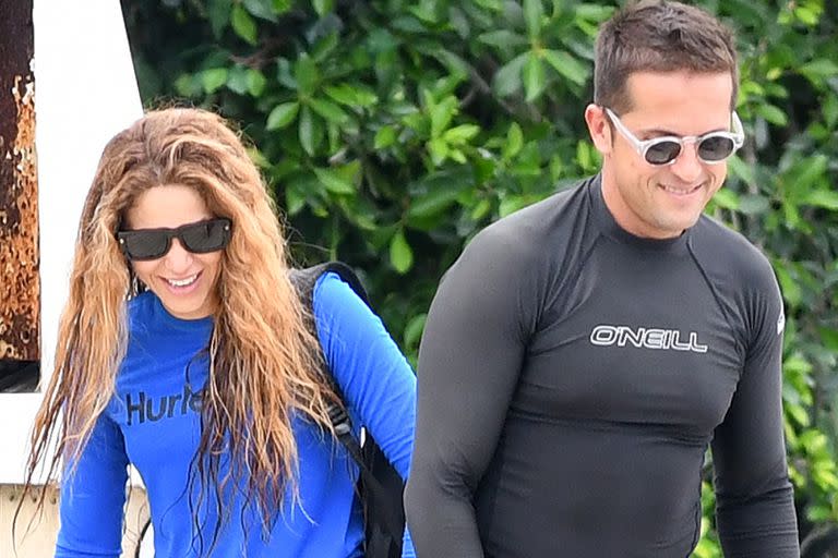 Shakira, muy sonriente bajando de un bote pequeño mientras termina otra sesión de wakeboard en Miami. La artista se ve feliz desde que se mudó de España