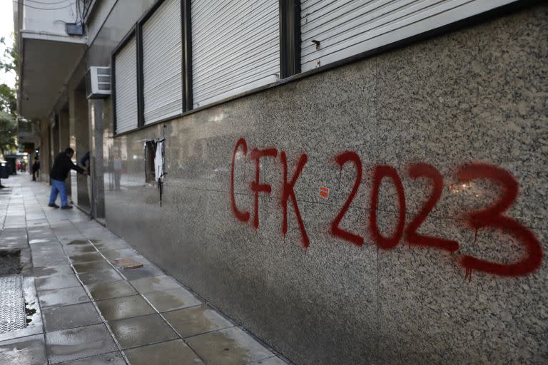 "CFK2023", una pintada reiterada en varios frentes de edificios