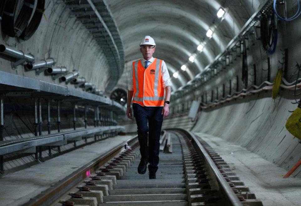 El primer ministro de Nueva Gales del Sur, Dominic Perrottet, en la colocación de la última pieza de vía para el Metro City de Sydney el 31 de agosto.