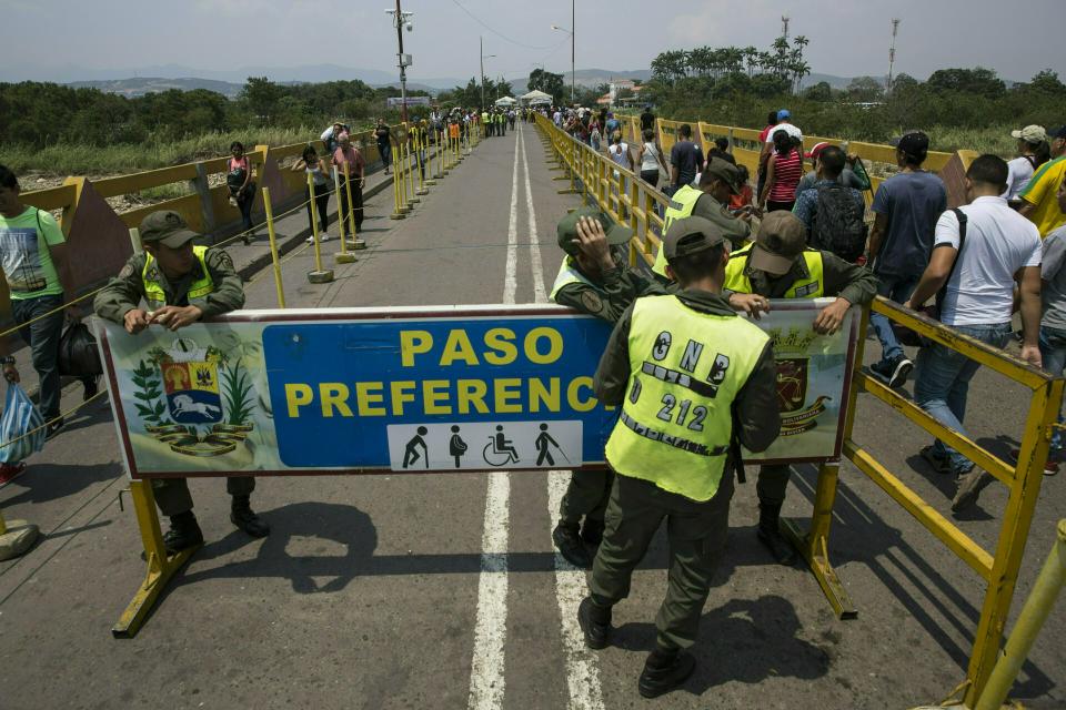 Soldados venezolanos montan guardia en el Puente Internacional Simón Bolívar, en San Antonio del Táchira, Venezuela, el viernes 22 de febrero de 2019, en la frontera con Colombia. (AP Foto / Rodrigo Abd)