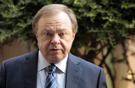 Harold Hamm, founder and CEO of Continental Resources, enters the courthouse for divorce proceedings with wife Sue Ann Hamm in Oklahoma City, Oklahoma September 22, 2014. Picture taken September 22, 2014. REUTERS/Steve Sisney