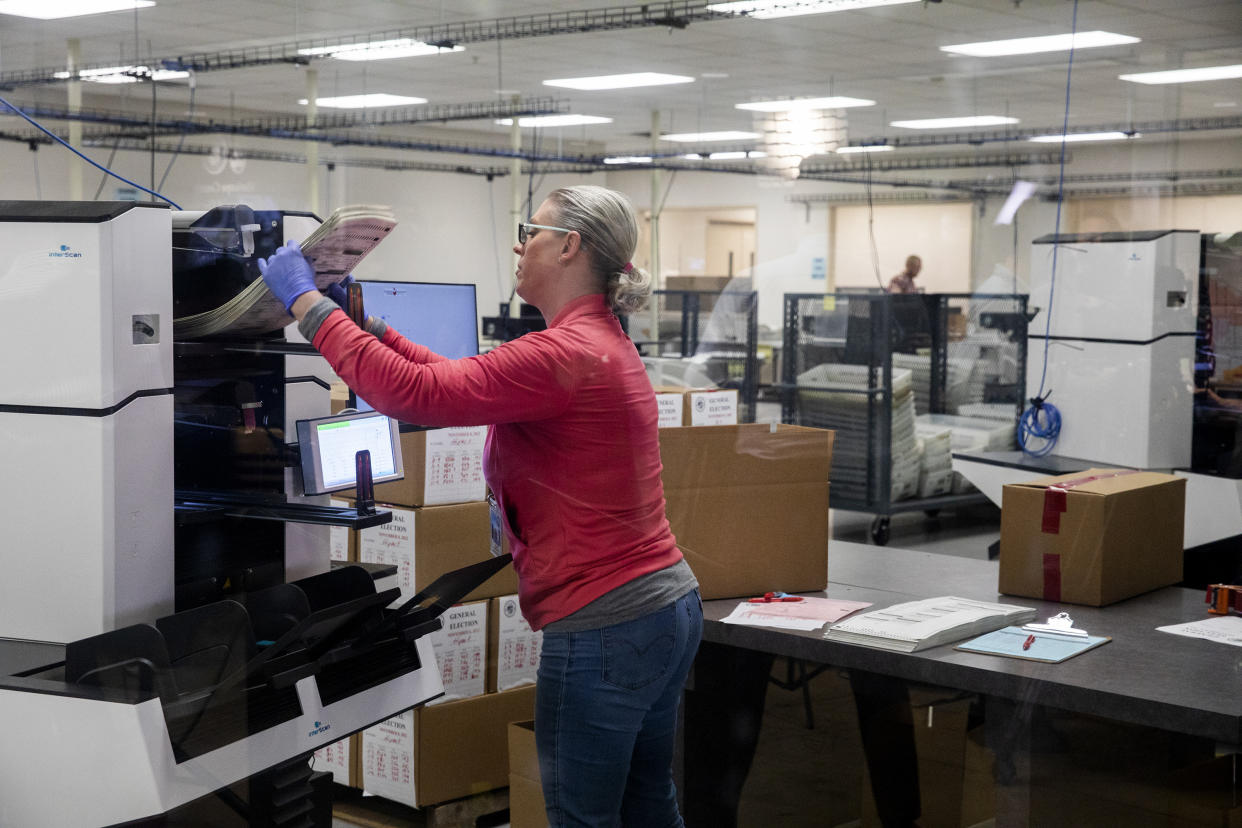 Votos siendo procesados en el Centro de Elecciones del Condado de Maricopa, en Phoenix, el 9 de noviembre de 2022. (Alisha Jucevic/The New York Times)