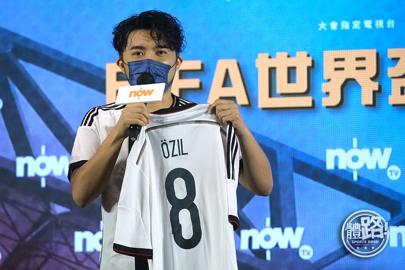 許賢在記者會上展示德國前國腳奧斯爾的球衣，笑言撐德國但不睇好。