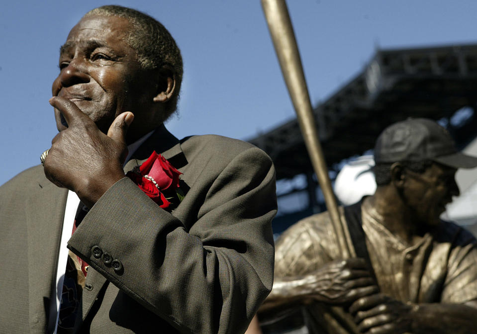 ARCHIVO - Minnie Miñoso participa en la presentación de su estatua en el estadio de los Medias Blancas de Chicago. Miñoso ha sido elegido para el Salón de la Fama. (AP Foto/ Nam Y. Huh)