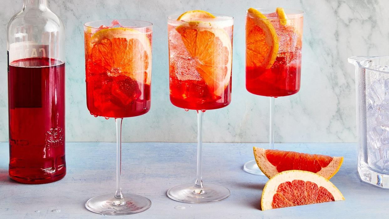 campari spritz with orange slices