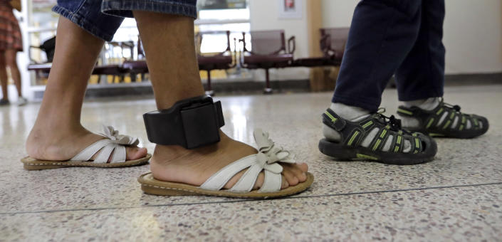 An immigrant woman wears an ankle monitor in the central bus station after being processed and released by U.S. Customs and Border Protection on June 24, 2018, in McAllen, Texas. (Photo: David J. Phillip/AP)