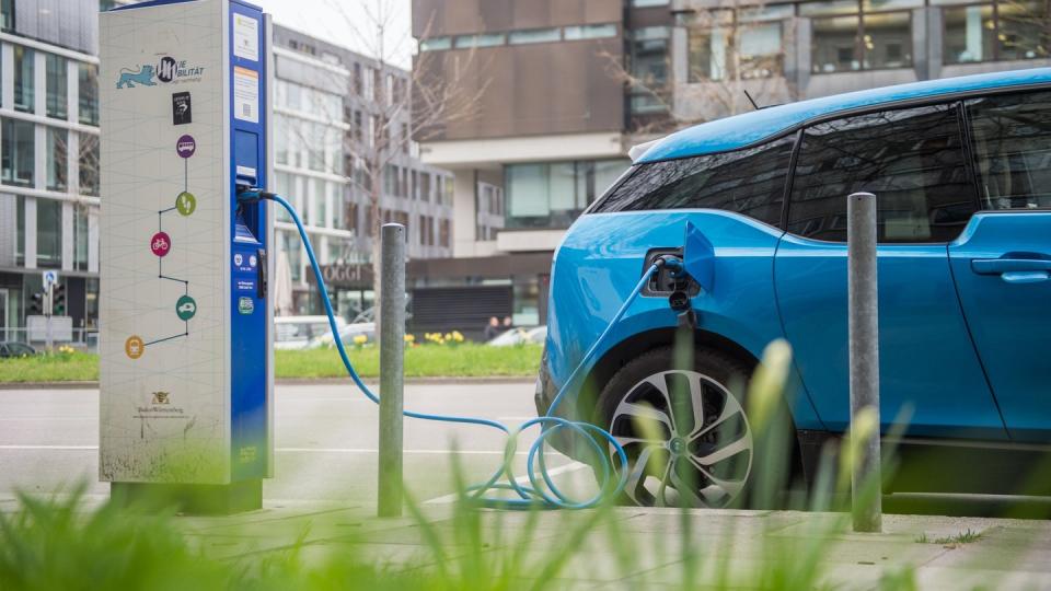 Ein Elektroauto lädt in Stuttgart an einer Stromtankstelle.