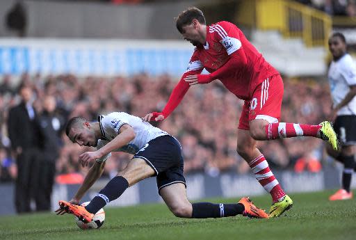 El volante uruguayo Gastón Ramírez (D), del Southampton, persigue al volante francés Nabil Bentaleb, del Tottenham Hotspur, en partido jugado en el estadio White Hart Lane, en Londres, el 23 de marzo de 2014 (AFP/Archivos | CARL COURT)