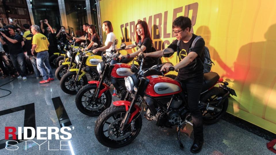 車輛顏色有對SCRAMBLER致敬的黃色以及DUCATI經典紅