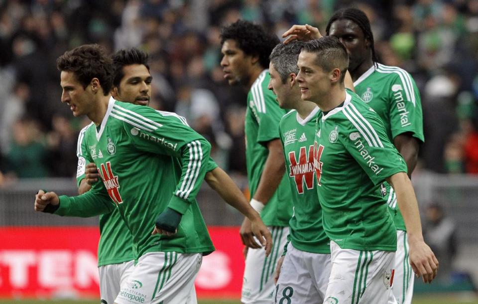 Los jugadores de Saint-Etienne festejan un gol de Fabien Lemoine, centro, contra el Mónaco en la liga francesa el sábado, 1 de marzo de 2014, en Saint-Etienne, Francia. (AP Photo/Laurent Cipriani)