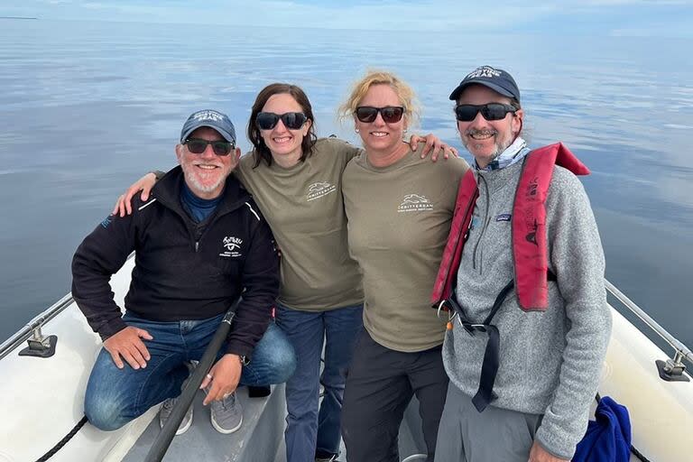 De izq. a der.: Sebastián Romero (capitán de la embarcación con la que colocaron las cámaras); Valeria D'Agostino, Mariana Degrati (ambas del Cesimar/Conicet) y Kyler Abernathy, de National Geographic Exploration Technology Lab