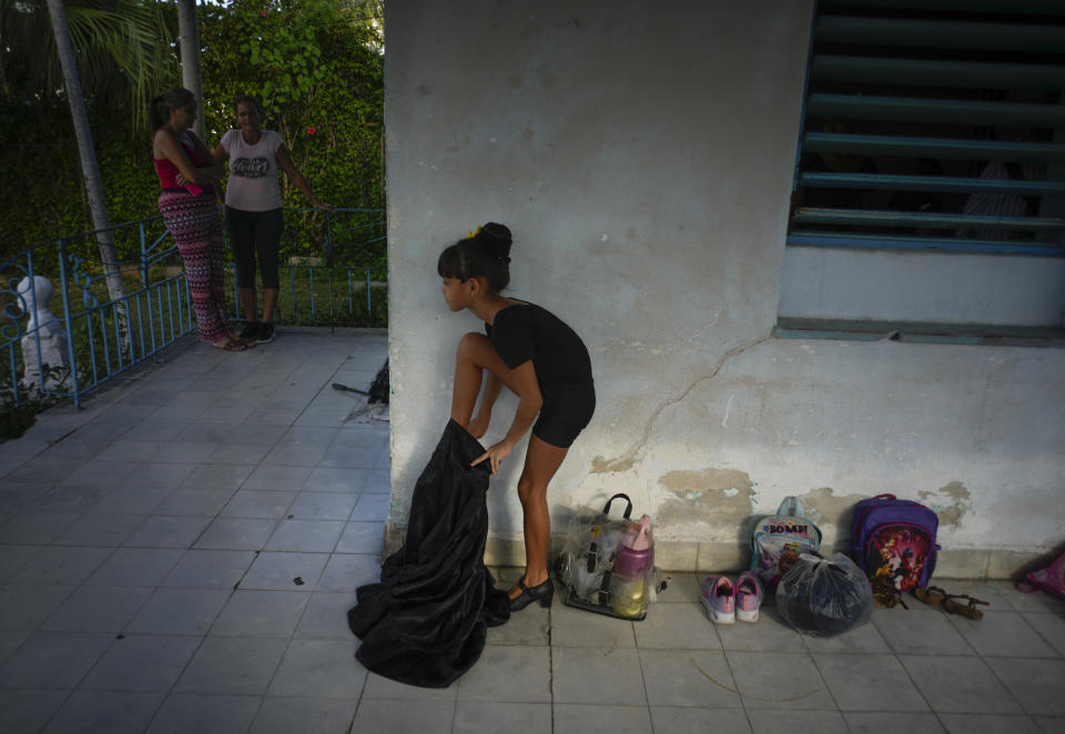 Isabela Albelo se prepara para asistir a una clase de baile organizada por el Proyecto Comunitario "Espejo" en el municipio de San Miguel del Padrón en las afueras de La Habana, Cuba, el martes 24 de octubre de 2023. Sus maestros Miguel Ángel Fernández y Karelys Noa enseñan coreografías de danza que mezclan "son" y "mambo" en un esfuerzo por preservar la cultura musical cubana. (Foto AP/Ramón Espinosa)