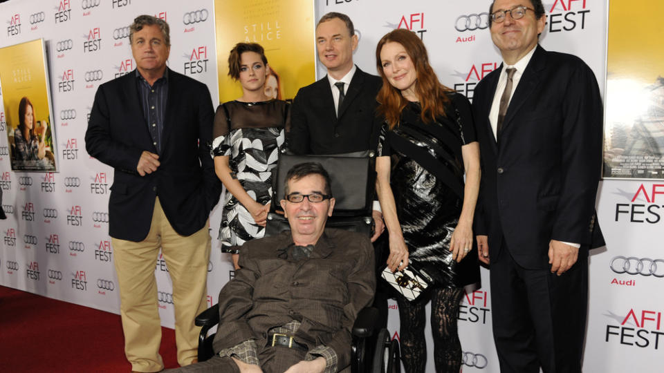 Der im Rollstuhl sitzende Regisseur Richard Glatzer umringt von seinem erfolgreichen "Still Alice"-Team, darunter auch sein Ehemann Wash Westmoreland (oben Mitte)