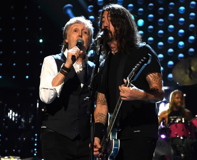 McCartney and Grohl perform onstage Saturday. (Photo: Kevin Mazur via Getty Images)